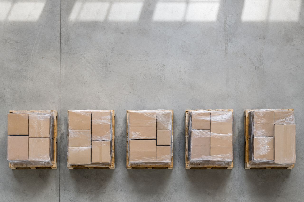 Europalets con cajas y film estirable preparados para la recogida